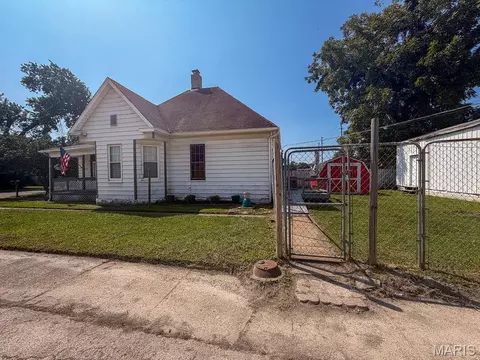 Exterior - 202 E 2nd St, De Soto, MO 63020 photo 8 of 11
