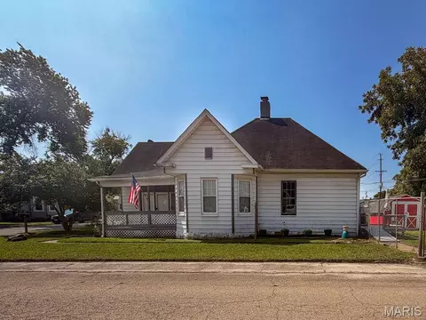 Exterior - 202 E 2nd St, De Soto, MO 63020 photo 2 of 11