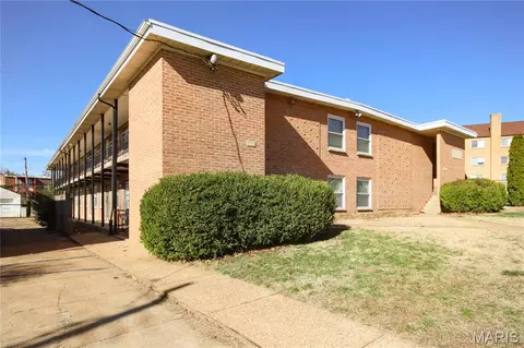 4770 Kings Dr, Saint Louis, MO 63116