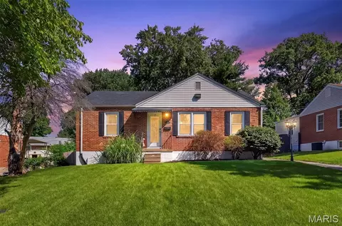 5 Saint James Ct, Florissant, MO 63031