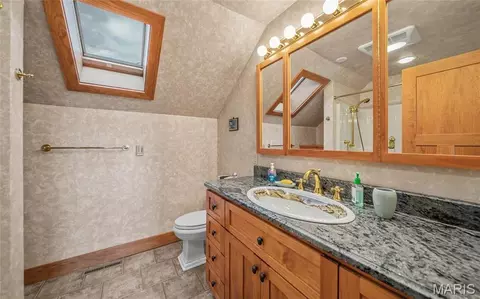 Bath - 10000 Skylark Ln, Versailles, MO 65084 photo 4 of 8