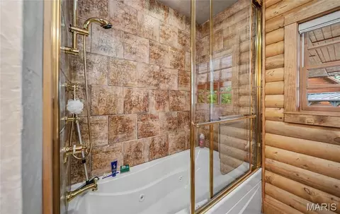 Bath - 10000 Skylark Ln, Versailles, MO 65084 photo 6 of 8