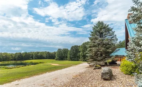 Exterior - 10000 Skylark Ln, Versailles, MO 65084 photo 5 of 20