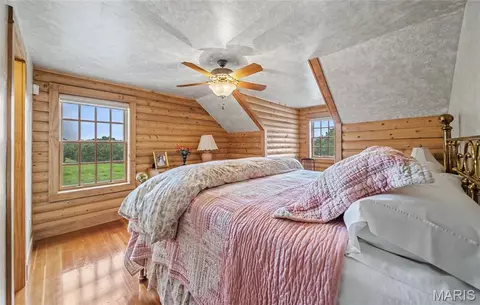 Bedroom - 10000 Skylark Ln, Versailles, MO 65084 photo 4 of 8