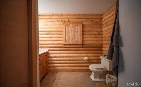 Bath - 10000 Skylark Ln, Versailles, MO 65084 photo 7 of 8