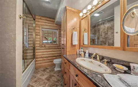 Bath - 10000 Skylark Ln, Versailles, MO 65084 photo 5 of 8