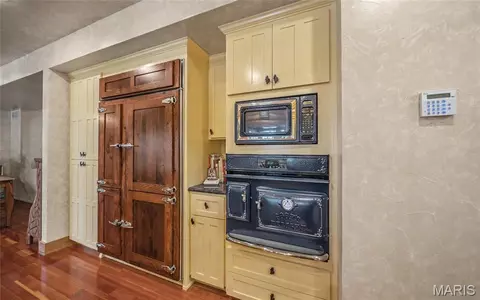 Kitchen - 10000 Skylark Ln, Versailles, MO 65084 photo 2 of 3
