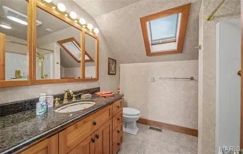 Bath - 10000 Skylark Ln, Versailles, MO 65084 photo 3 of 8