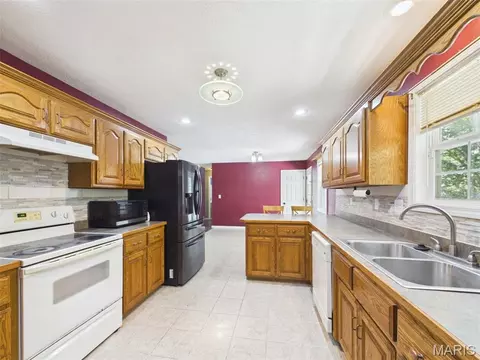 Kitchen - 15455 Top Dr, Saint Robert, MO 65584 photo 2 of 3