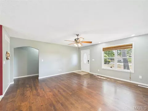Living - 15455 Top Dr, Saint Robert, MO 65584 photo 4 of 6