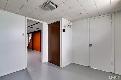 Entry Way - 10212 Surf Dr, Saint Louis, MO 63137 photo 3 of 3