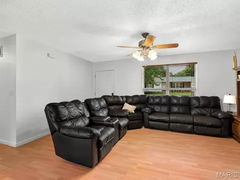 Living - 610 Falcon Dr, Sullivan, MO 63080 photo 2 of 2