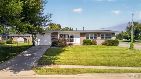1805 Flicker Dr, Florissant, MO 63031