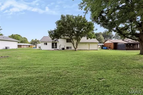 Exterior - 203 Meadow Dr, Troy, IL 62294 photo 6 of 7