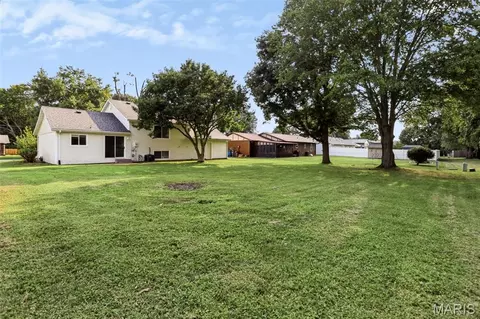 Exterior - 203 Meadow Dr, Troy, IL 62294 photo 5 of 7