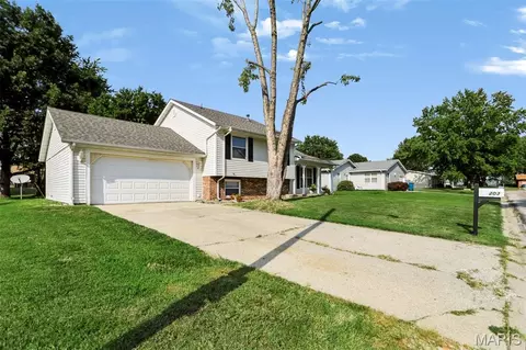 Exterior - 203 Meadow Dr, Troy, IL 62294 photo 3 of 7