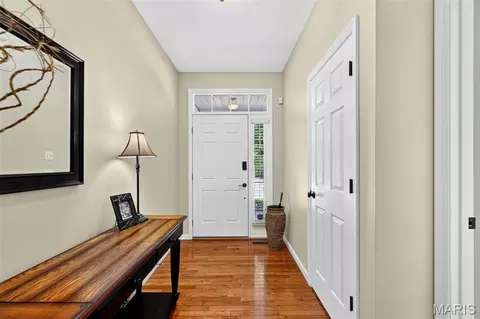 Entry Way - 18 Eagle Bluff Ln, Saint Charles, MO 63303 photo 2 of 4