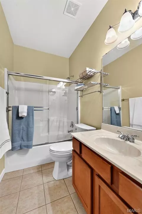 Bath - 18 Eagle Bluff Ln, Saint Charles, MO 63303 photo 3 of 4