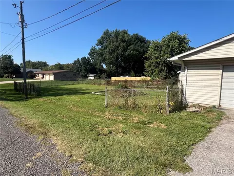 Exterior - 414 E Wilson Ave, Gillespie, IL 62033 photo 2 of 4