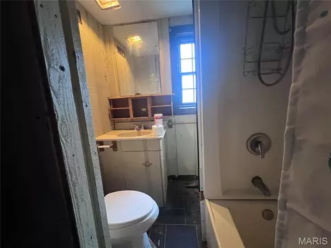 Bath - 414 E Wilson Ave, Gillespie, IL 62033 photo 1 of 1
