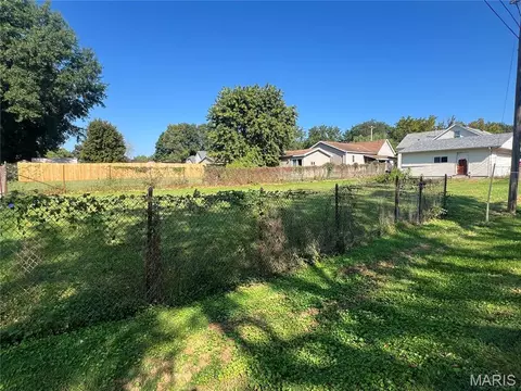 Exterior - 414 E Wilson Ave, Gillespie, IL 62033 photo 3 of 4