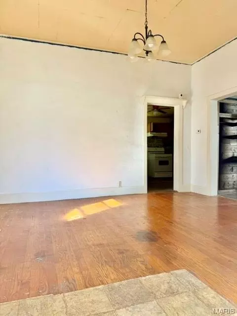 Living - 508 S Bradley St, Palmyra, MO 63461 photo 3 of 4