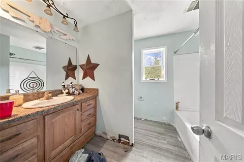 Bath - 11466 Cedar Grove Ln, Rolla, MO 65401 photo 2 of 2