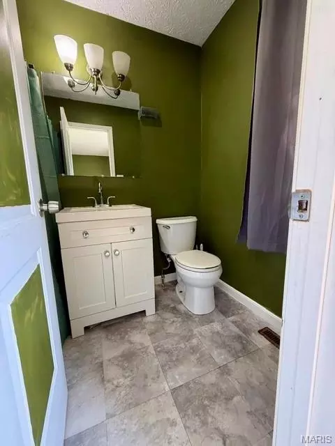 Bath - 207 Pine St, Greenfield, IL 62044 photo 2 of 4