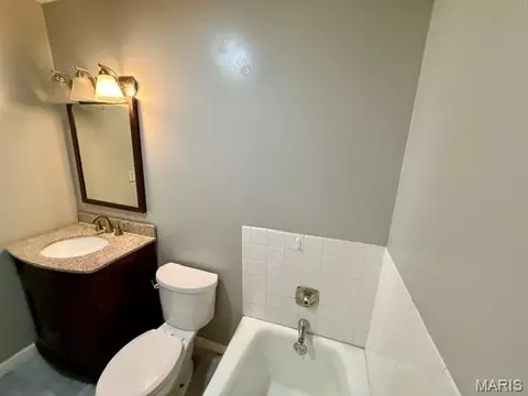 Bath - 207 Pine St, Greenfield, IL 62044 photo 4 of 4