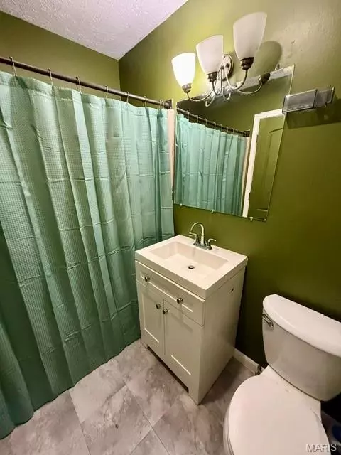 Bath - 207 Pine St, Greenfield, IL 62044 photo 3 of 4