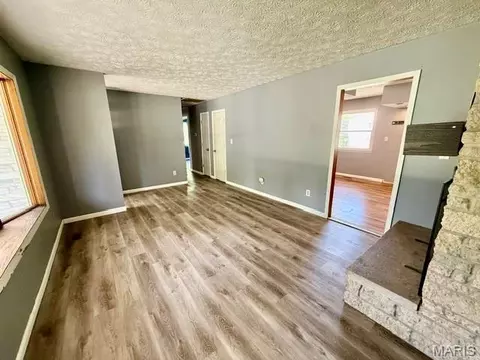 Living - 207 Pine St, Greenfield, IL 62044 photo 2 of 5