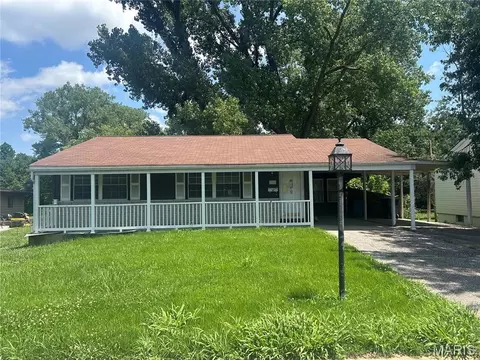 325 Moule Dr, Florissant, MO 63031
