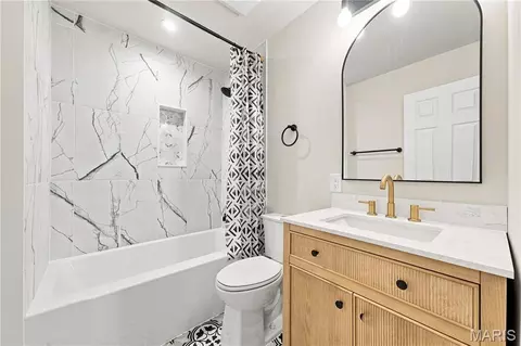 Bath - 1317 Rusticview Dr, Ballwin, MO 63011 photo 3 of 4