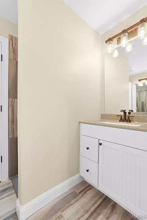 Bath - 121 Cherry Hills Ct, Washington, MO 63090 photo 3 of 8