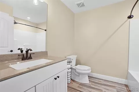 Bath - 121 Cherry Hills Ct, Washington, MO 63090 photo 5 of 8