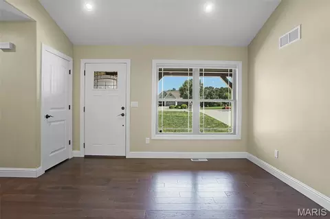 Living - 121 Cherry Hills Ct, Washington, MO 63090 photo 1 of 2