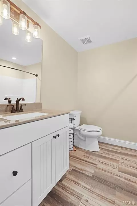Bath - 121 Cherry Hills Ct, Washington, MO 63090 photo 6 of 8