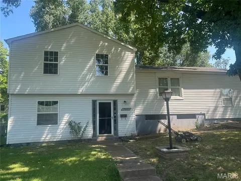 2375 Oakwood Manor Dr, Florissant, MO 63031