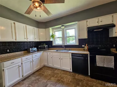 Kitchen - 907 N Sparta St, Steeleville, IL 62288 photo 2 of 4