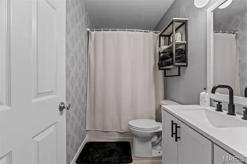 Bath - 1998 Ridgeway Dr, Arnold, MO 63010 photo 2 of 4