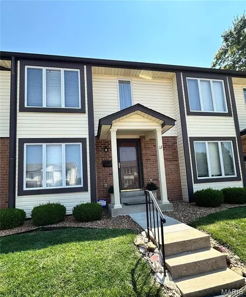 12 New Hope Ct, Florissant, MO 63033