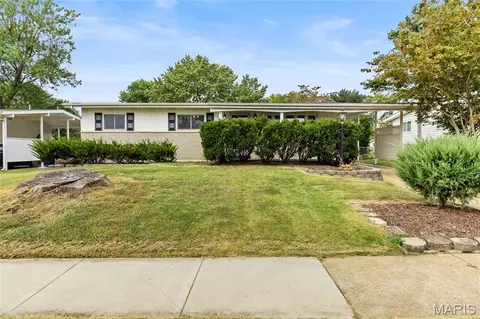 1345 Bobolink Dr, Florissant, MO 63031