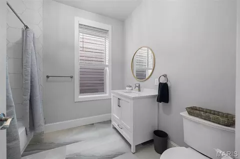 Bath - 2810 Saint Vincent Ave, Saint Louis, MO 63104 photo 2 of 5