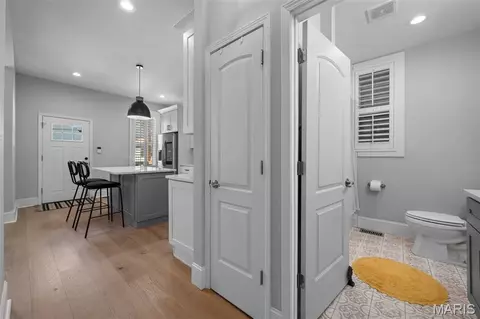 Entry Way - 2810 Saint Vincent Ave, Saint Louis, MO 63104 photo 5 of 8
