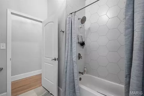 Bath - 2810 Saint Vincent Ave, Saint Louis, MO 63104 photo 3 of 5