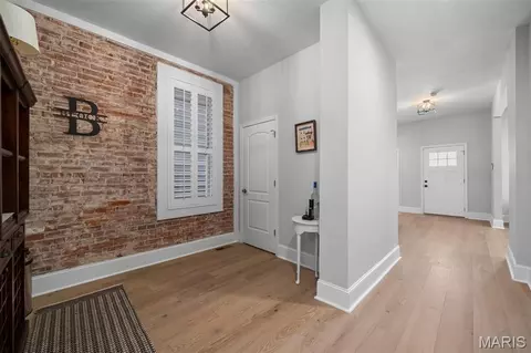 Entry Way - 2810 Saint Vincent Ave, Saint Louis, MO 63104 photo 4 of 8