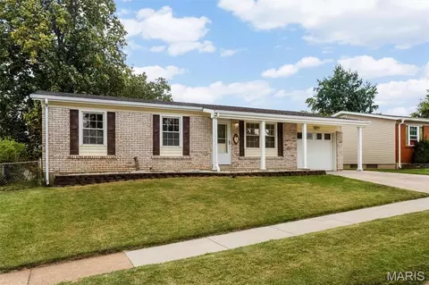 12014 Renaissance Dr, Maryland Heights, MO 63043