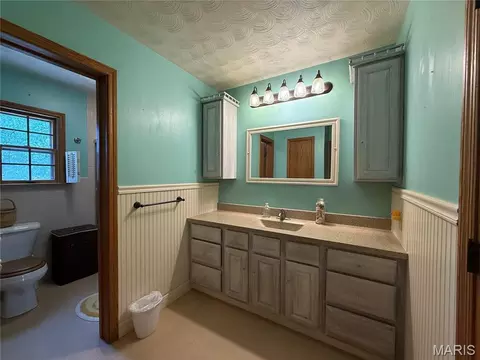 Bath - 806 Charles Ct, Steeleville, IL 62288 photo 2 of 3
