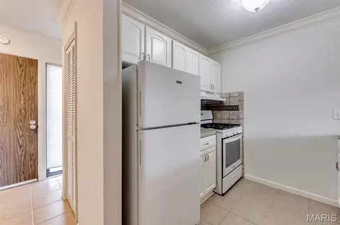 Kitchen - 230 Braeshire Dr #E, Ballwin, MO 63021 photo 2 of 4