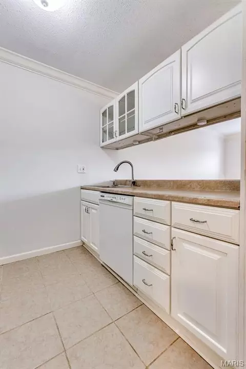 Kitchen - 230 Braeshire Dr #E, Ballwin, MO 63021 photo 4 of 4